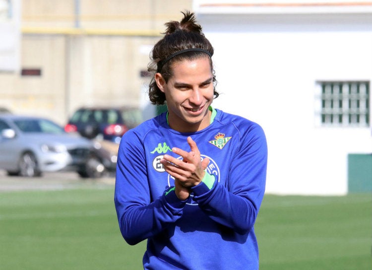 Lainez, durante un entrenamiento con el Betis