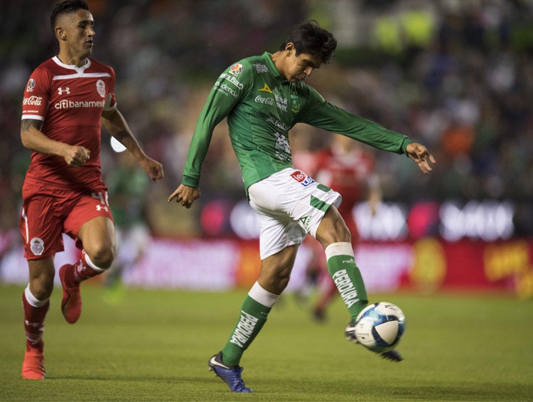 José Juan Macías remata durante un duelo con León