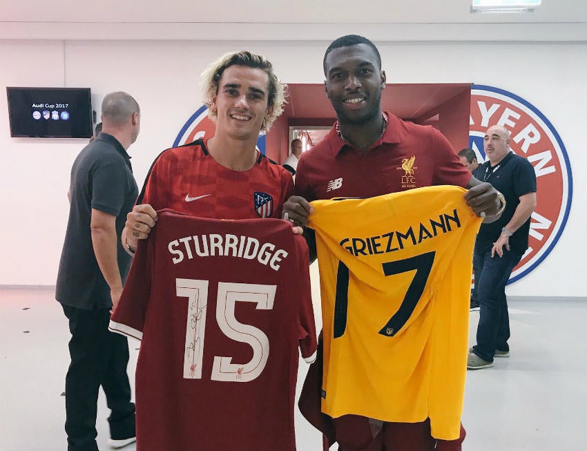 Sturridge intercambia playera con Griezmann