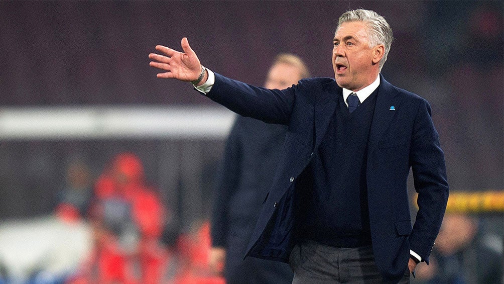 Ancelotti dirigiendo al Napoli