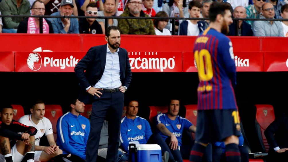 Pablo Machín viendo a Lionel Messi durante el partido