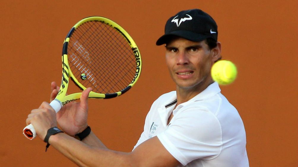 Rafael Nadal calienta antes de un partido