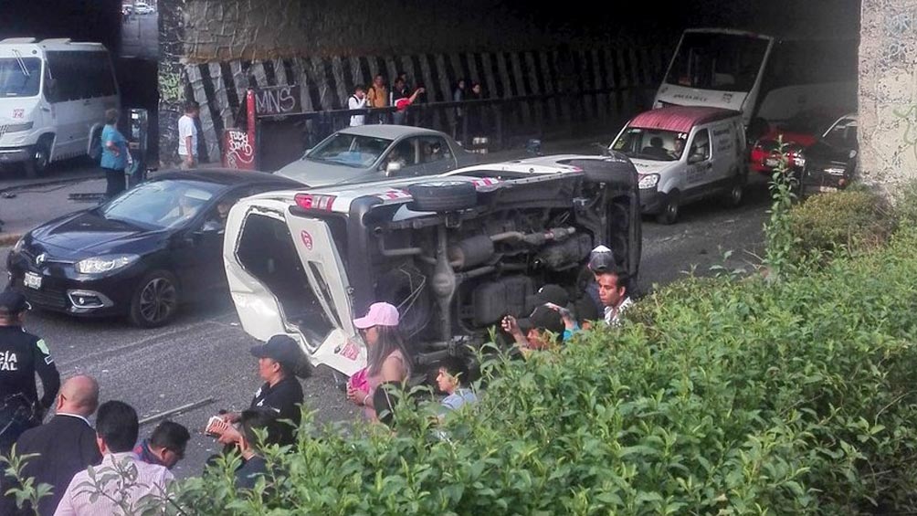 Vehículo accidentado en avenida primero de mayo