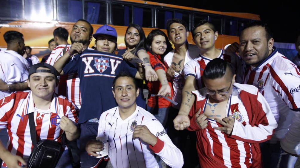 Aficionados de Chivas antes del duelo ante Pachuca