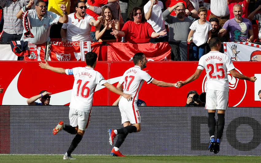 Sevilla festeja anotación frente al Barcelona 