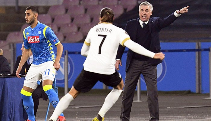 Ancelotti dirigiendo un partido del Napoli ante el FC Zúrich 