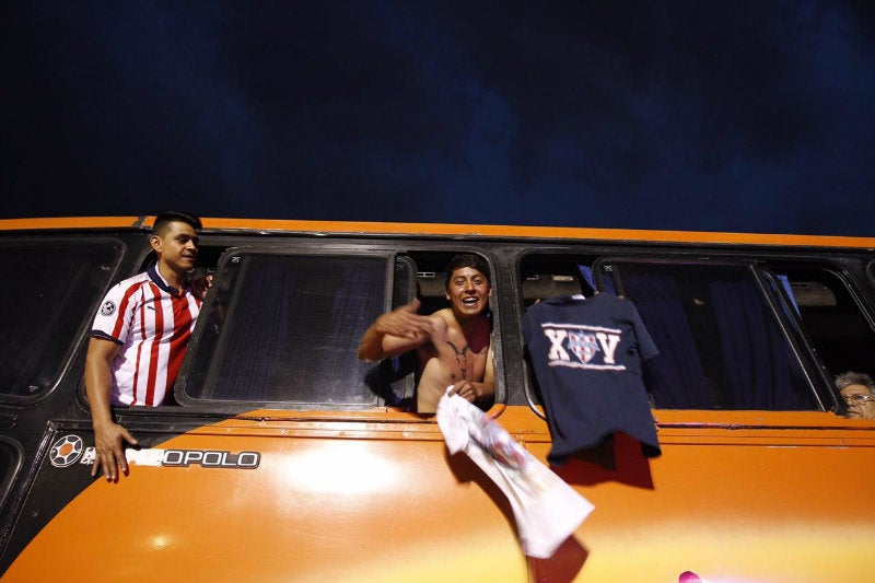 Aficionados de Chivas en un autobús