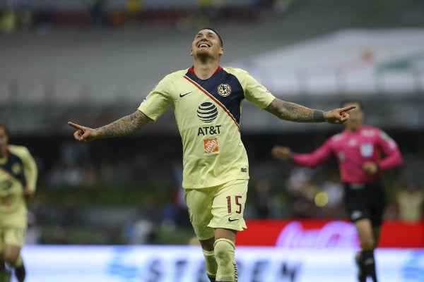 Nico Castillo festeja su gol con la playera del América