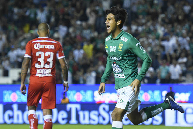 JJ Macías festeja un gol ante Toluca