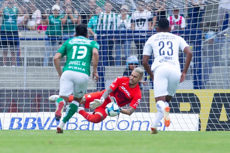 Pollo Saldívar ataja penalti de Joel Campbell