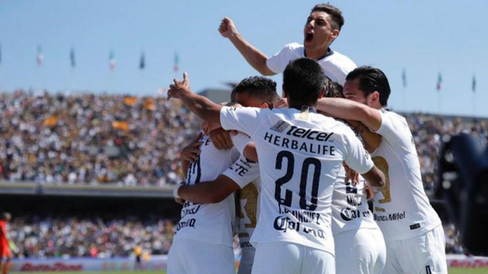 Jugadores de Pumas festejan gol de González 