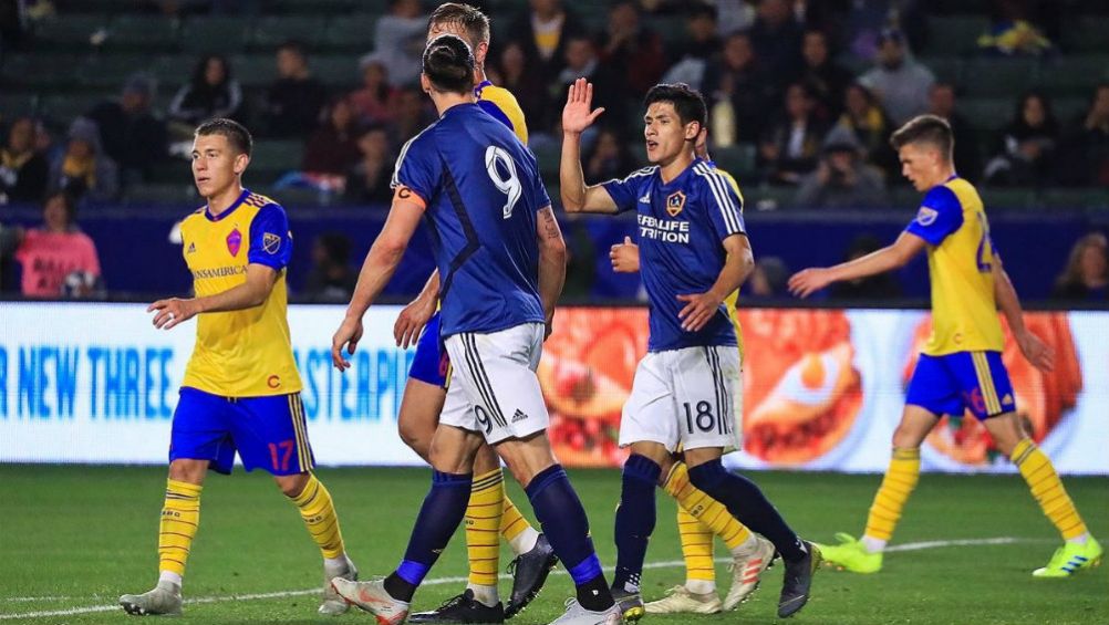 Antuna y Zlatan durante el partido de LA Galaxy