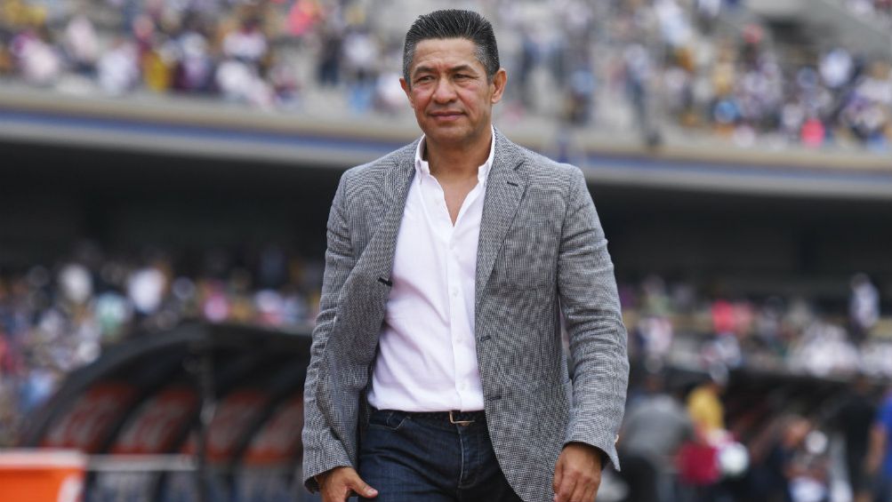 Ignacio Ambriz camina durante el juego entre Pumas y León