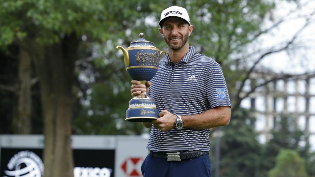 Dustin Johnson con el trofeo del World Golf Championship México