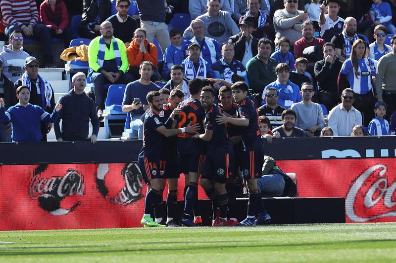 Jugadores del Valencia festeja su gol frente al Leganés