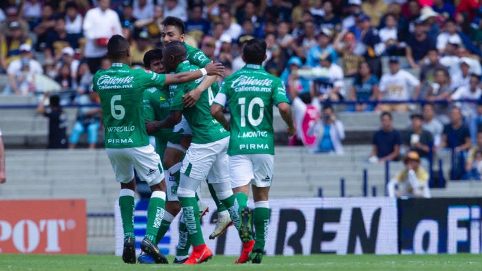 Festejo de León tras un gol frente a Pumas 