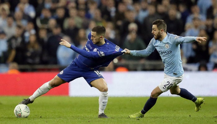 Hazard disputando el balón ante el City 