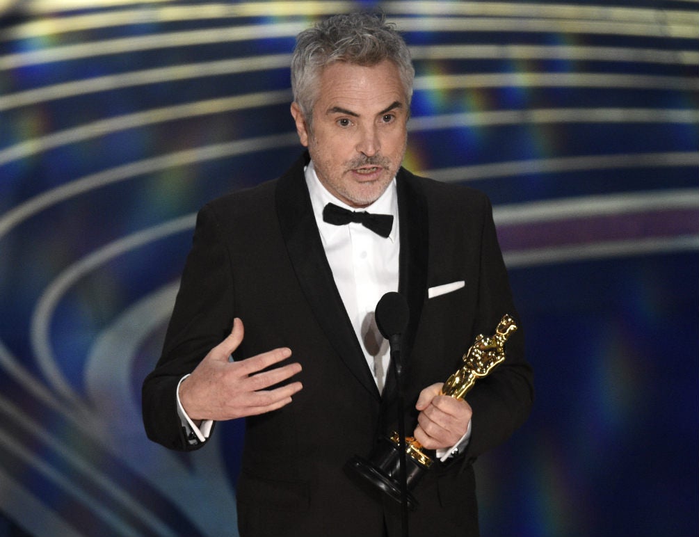 Alfonso Cuarón con la estatuilla de mejor director