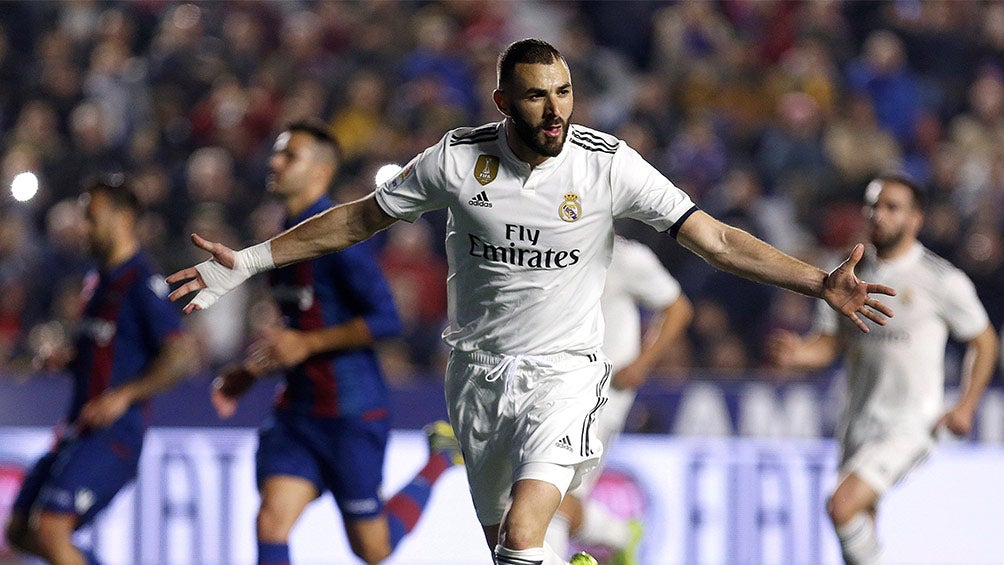 Benzema festejando un gol con el Real Madrid 