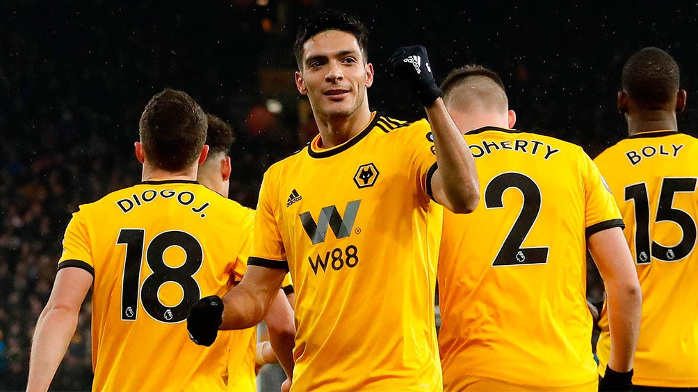 Jiménez festejado un gol con los Wolves 