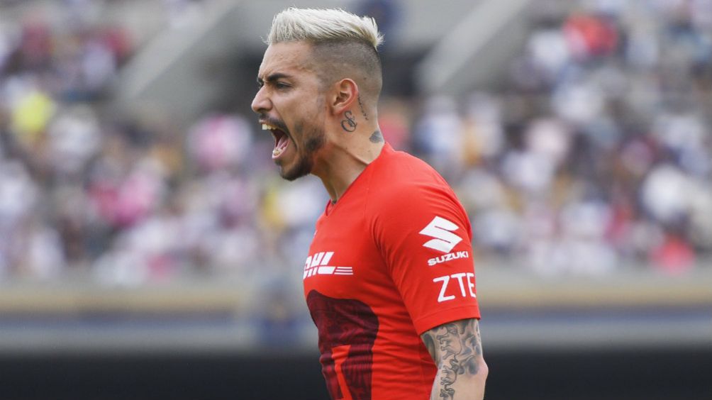 Alfredo Saldivar festejando un gol de Pumas