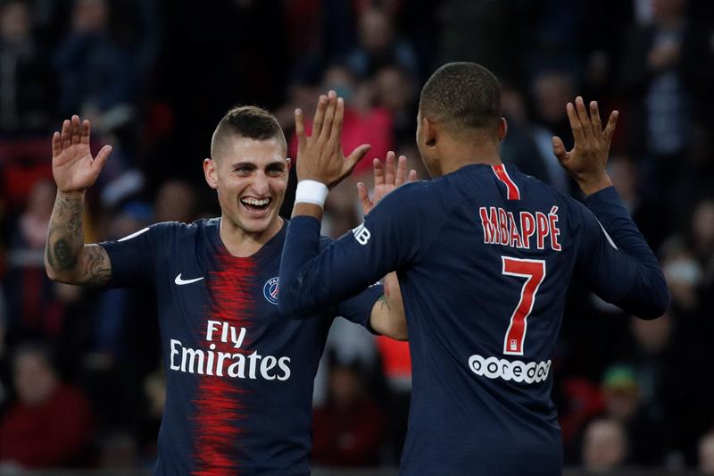 Marco Verratti festeja con Mbappé un gol del PSG