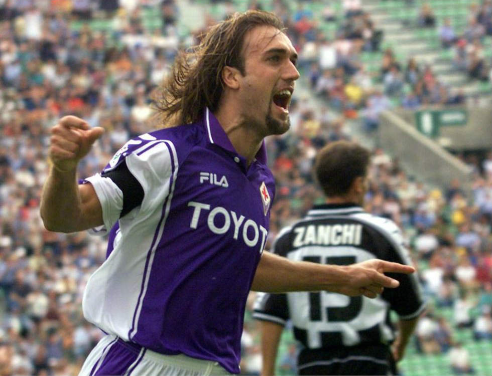 Gabriel Batistuta festeja un gol con la Fiorentina