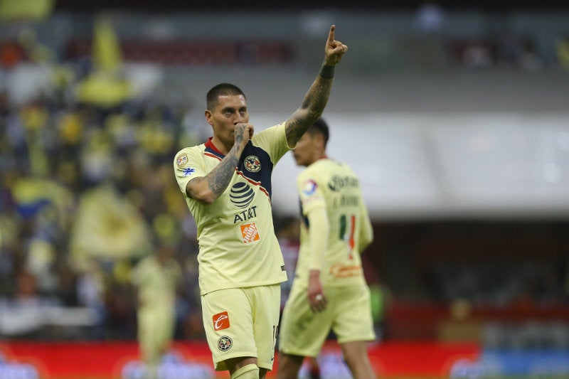 Nico Castillo festeja uno de sus goles ante Lobos