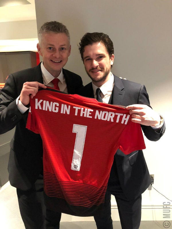 Ole Gunnar Solskjaer y Harington posando con la playera del United