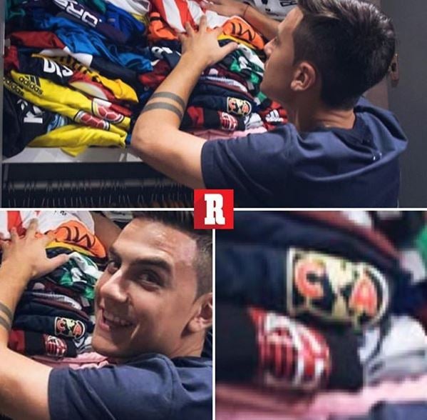 Dybala mostrando su colección 