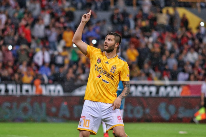 Gignac festeja su gol frente a Atlas en el Jalisco