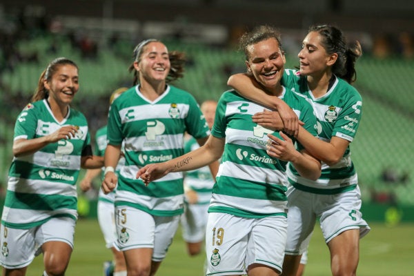 Santos Femenil celebra una anotación frente a Necaxa