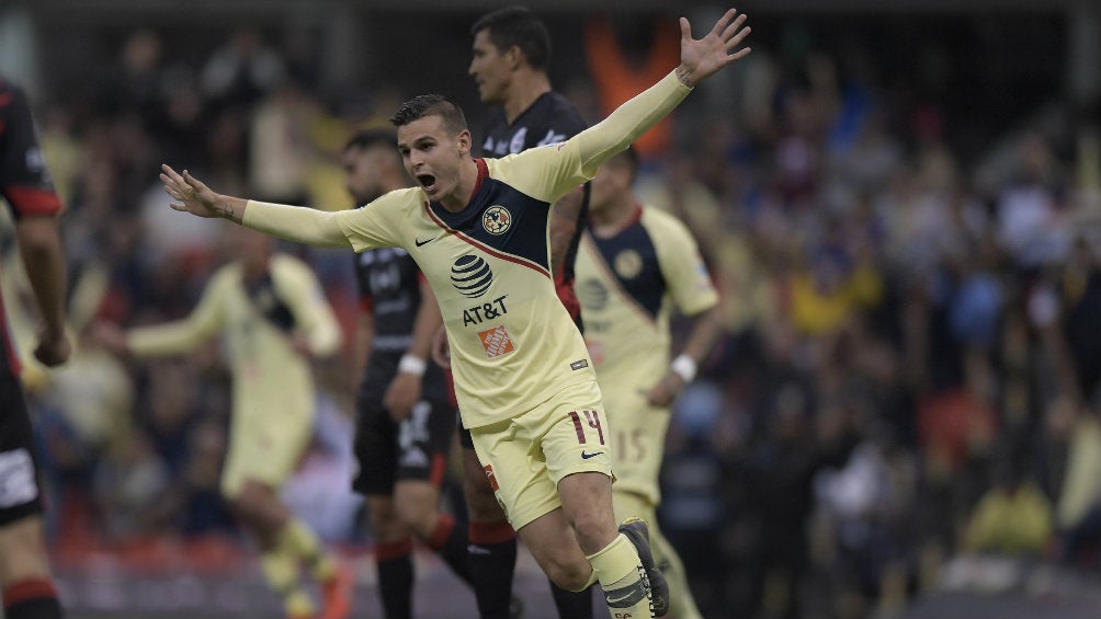 Nicolás Benedetti festeja un gol de sus compañeros