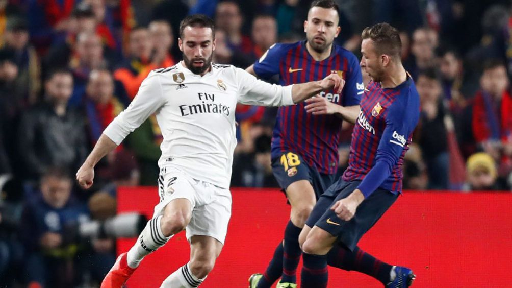 Carvajal disputa un balón con Arthur en el Clásico 