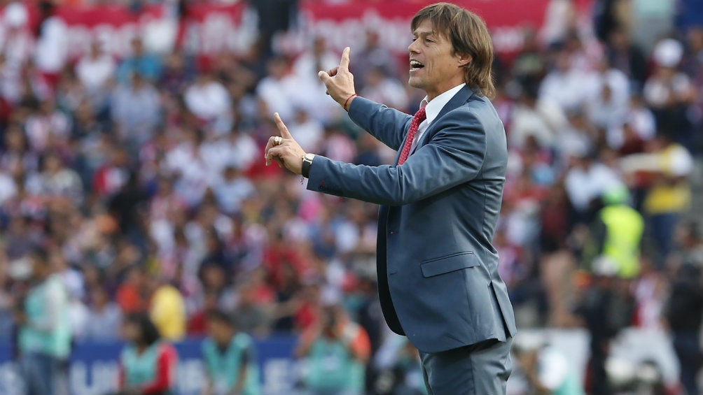 Almeyda dirigiendo a Chivas 