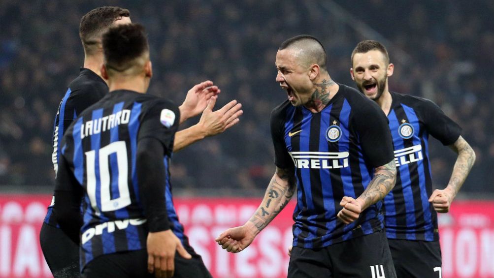 Nainggolan festeja un gol con sus compañeros del Inter