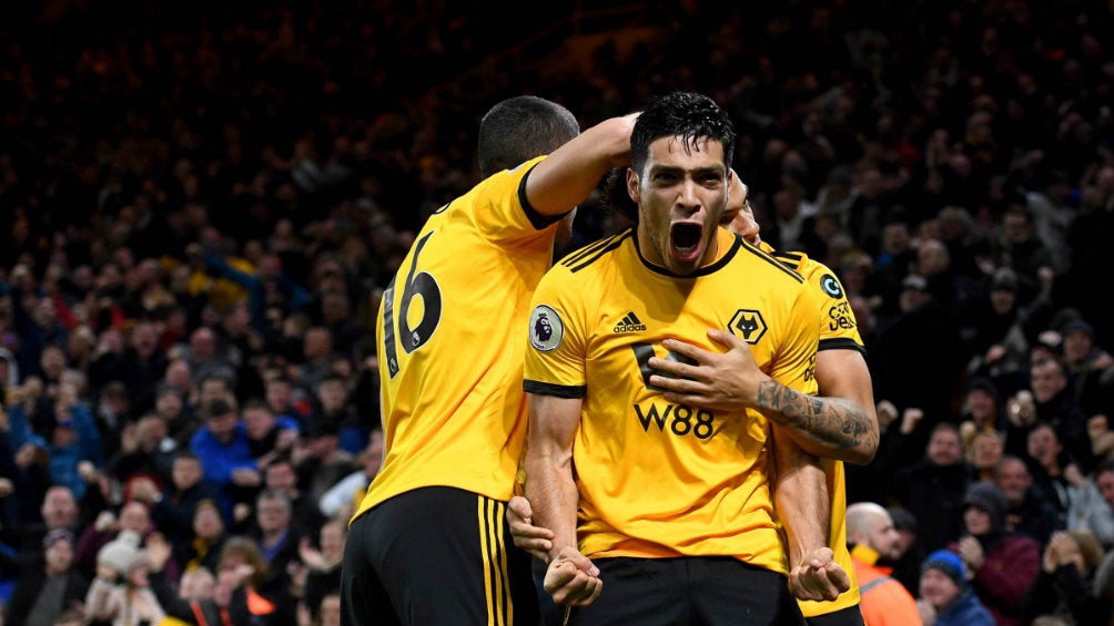 Raúl Jiménez festejando un gol con los Wolves 