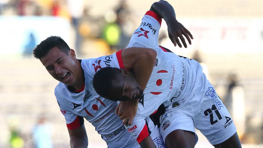 Mauro Lainez y Yago Da Silva festejan un gol de Lobos BUAP