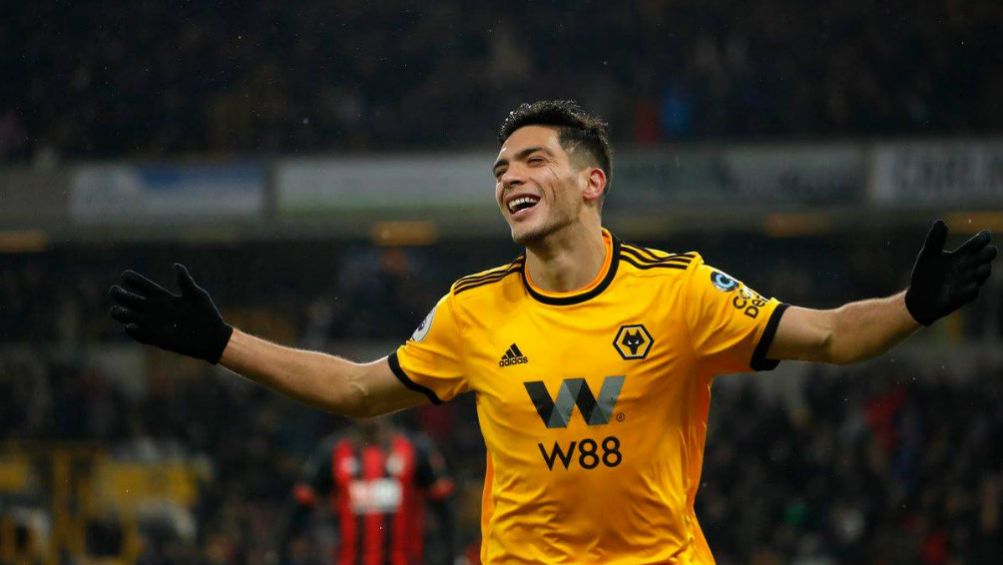 Raúl Jiménez festeja uno gol con el Wolverhampton