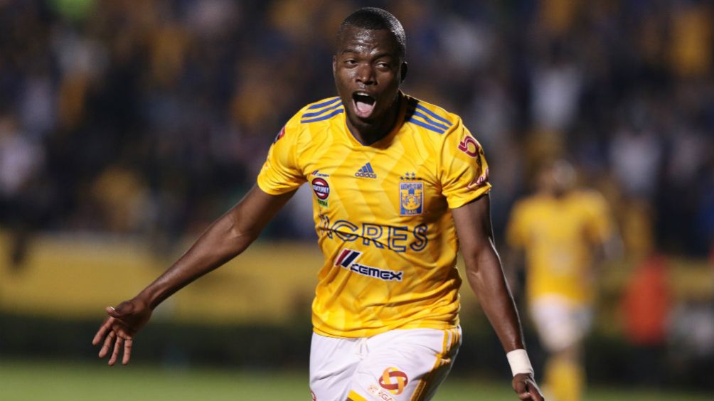 Enner Valencia festeja un gol al Saprissa