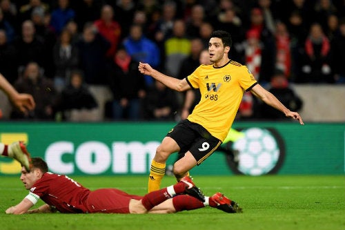 Raúl dispara a gol durante un juego con los Wolves