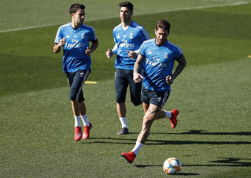 Ramos conduce el balón en un entrenamiento del Real Madrid