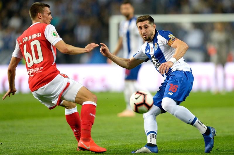 Herrera disputa un balón en el juego frente al Braga