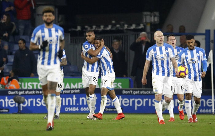 Jugadores del Huddersfield festejan su gol contra el Wolves