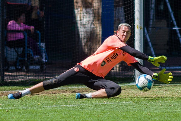 Marchesín detiene el balón en una práctica azulcrema