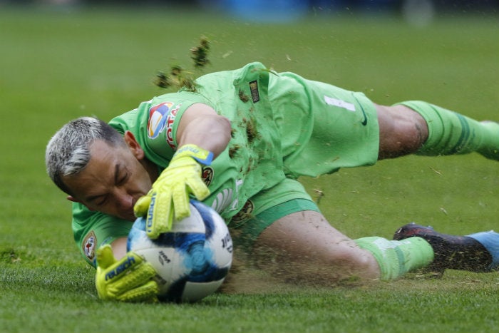 Marchesín atajando el balón 