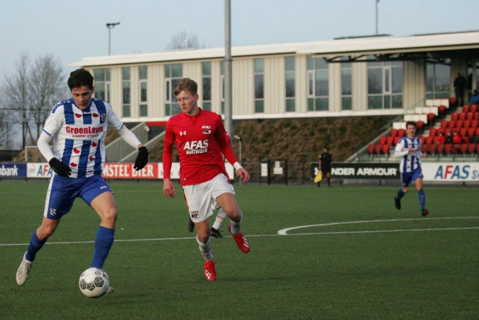 Teun Wilke controlando el balón durante un partido 