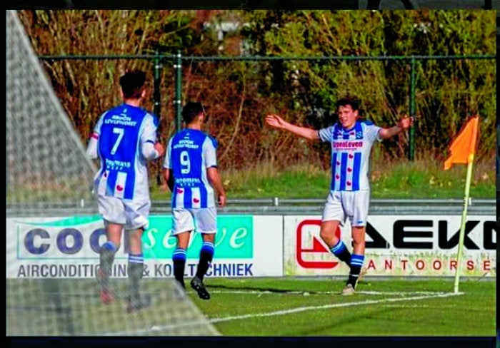 Teun Wilke festejando un gol con el Heerenveen 