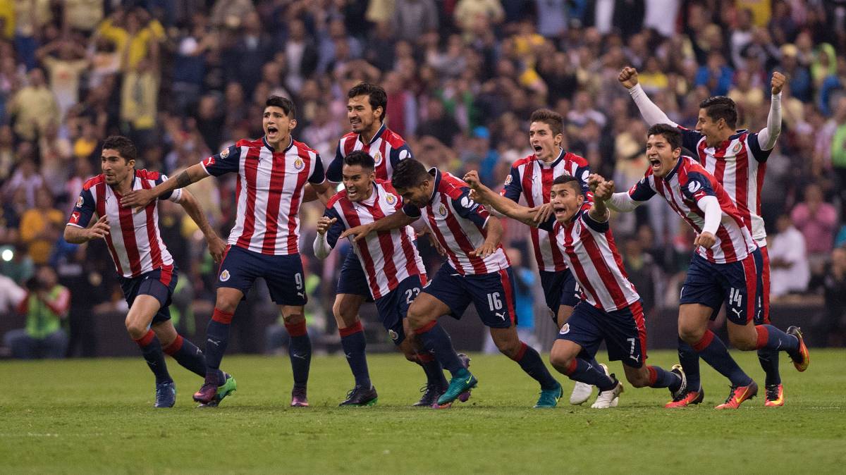 Jugadores de Chivas festejan triunfo sobre América