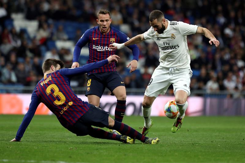 Benzema lucha por el esférico contra Piqué en Semi de Copa del Rey